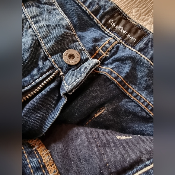 Calvin Klein blue jeans low rise, straight leg, size 8, unique back pockets - Picture 12 of 16